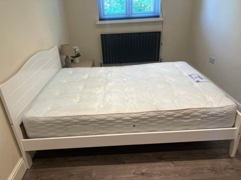 BEDS  AIRBNB CLEARANCE WITH MATTRESS WARDROBES DESK BEDSIDE CABINETS TV