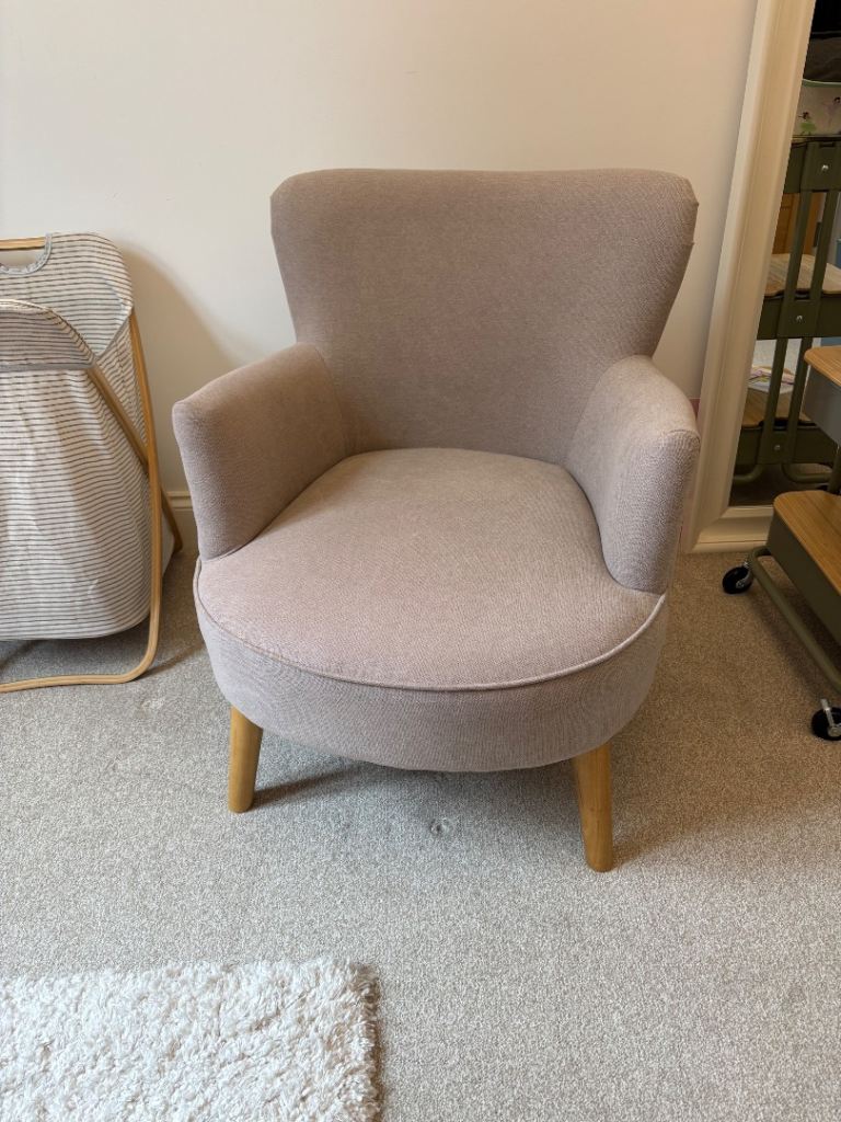 Cosy Pink Fabric Armchair with Wooden Legs – Good Condition
