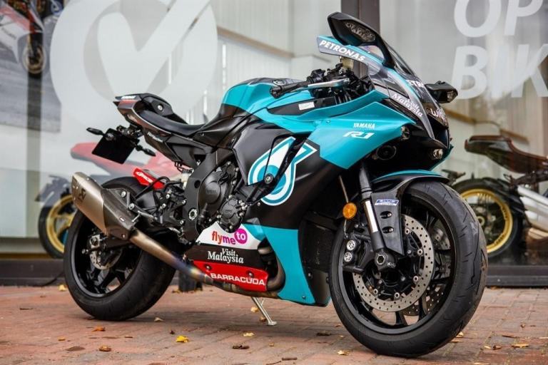 Yamaha R1 PETRONAS PAINT ! AKRO ! STUNNING