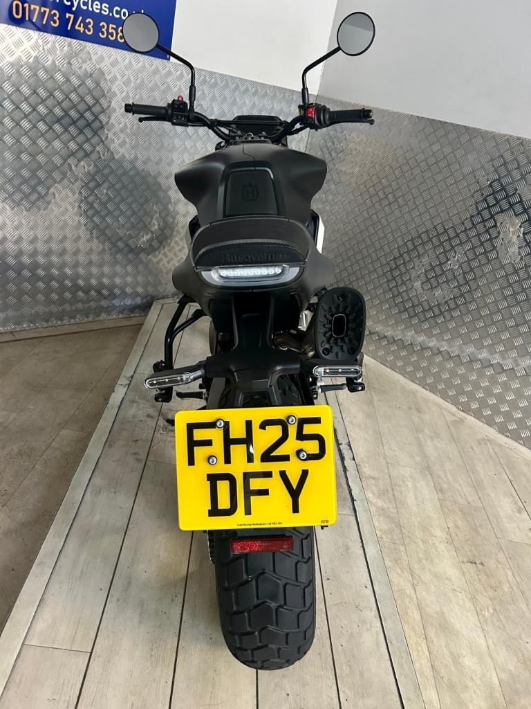 HUSQVARNA 801 SVARTPILEN 2025, ONLY 1 OWNER & 1,111 MILES!! SAVE £'S ON NEW
