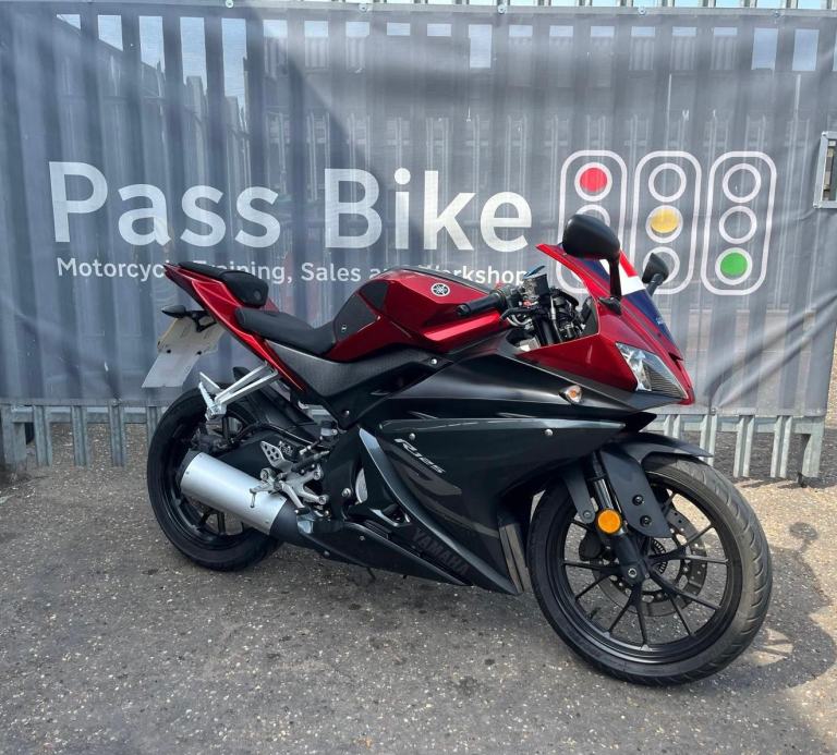 2017 Yamaha YZF-R 125 YZFR125 Sports 125cc Motorcycle 