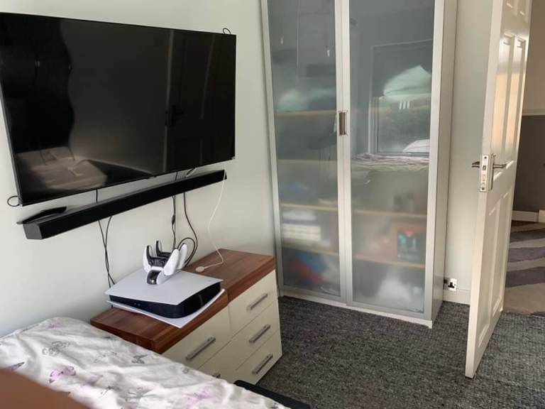 2 single rooms for rent in same house