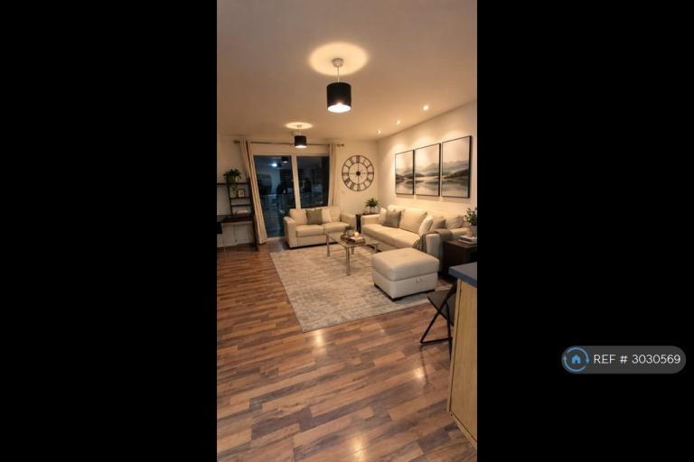 2 bedroom flat in Prince Regent Road, Hounslow, TW3 (2 bed) (#3030569)