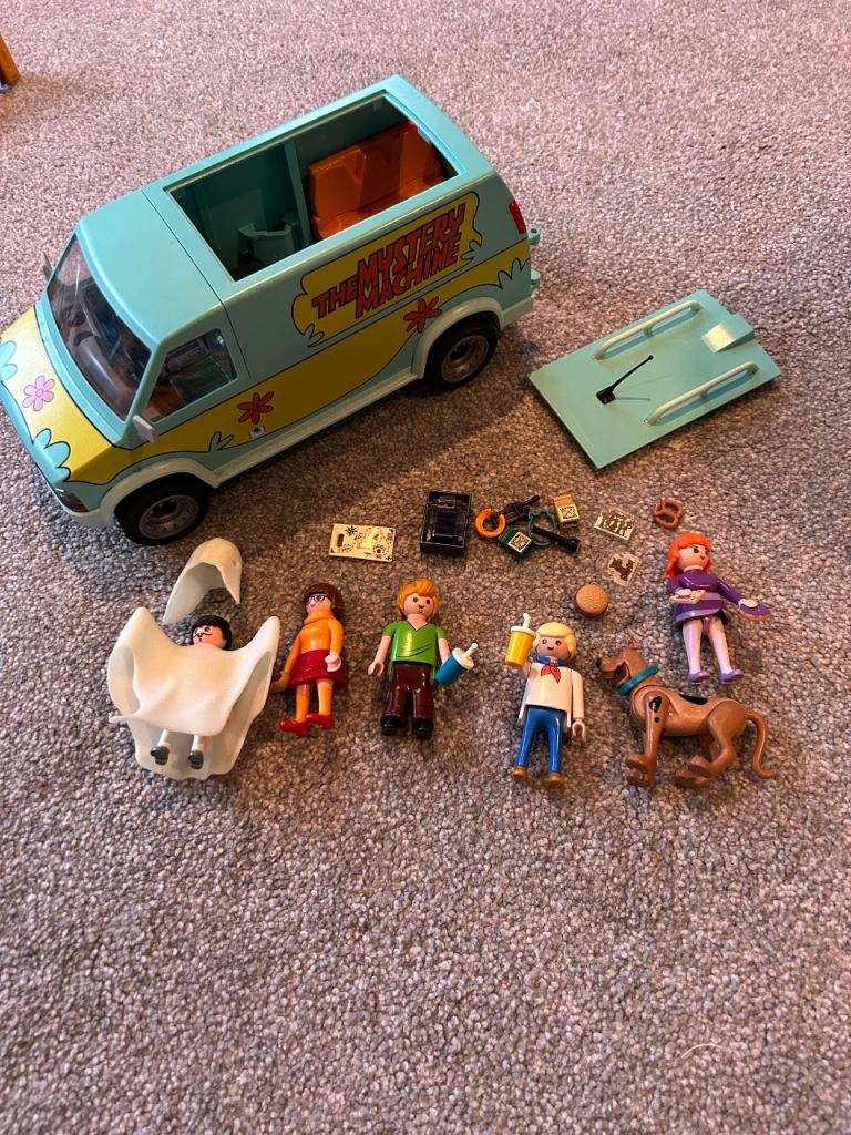 Playmobil scooby doo van mystery machine and figures with accessories
