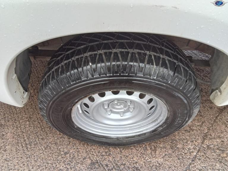 TOYOTA HILUX 2.5 D-4D Active White Manual Diesel 2016