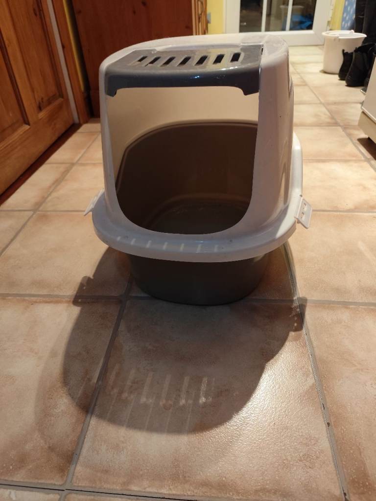 Covered cat litter tray clips together 