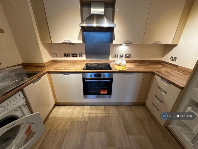 2 bedroom flat in Longleat Avenue, Birmingham, B15 (2 bed) (#3015158)