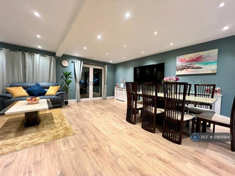 5 bedroom house in Wickets Way, Ilford, IG6 (5 bed) (#2969984)