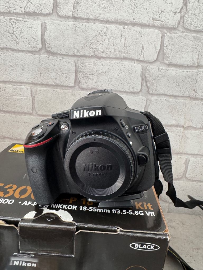 Brand new Nikon DSLR D5300 with TWO lenses kit lens and 30-700mm + extras bought for £1800