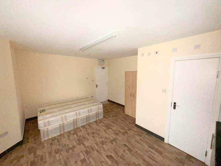 BENEFITS ACCEPTED - Studio Flat Available in Hither Green Lewisham SE6