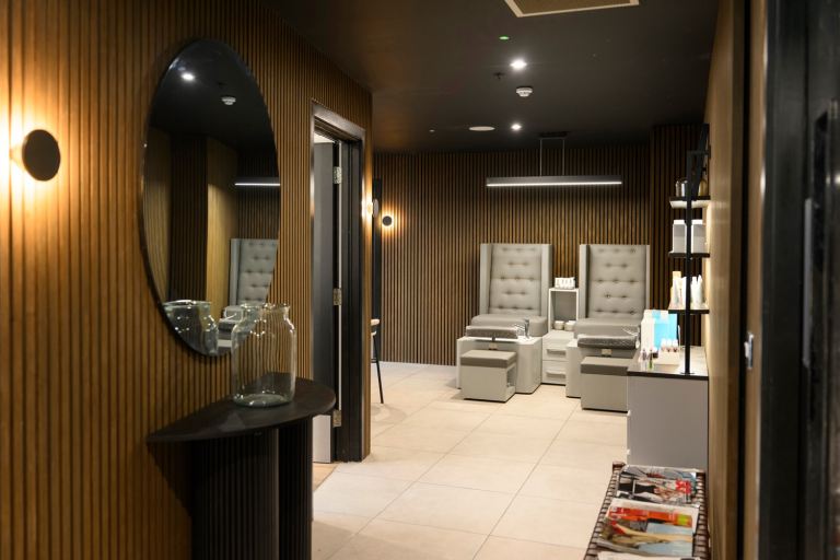 Fully-Fit Nail Bar To Let in Central Leeds
