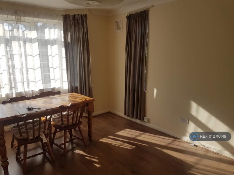 1 bedroom flat in Hastings House, London, W13 (1 bed) (#2716149)