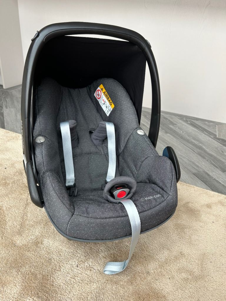 Maxi Cosi Pebble Infant Car Seat + Isofix family fix base