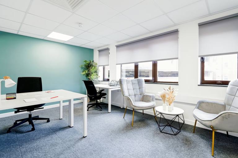 Tunbridge Wells - TN1 1DJ \ Private Office Rental with a 5-Desk Setup
