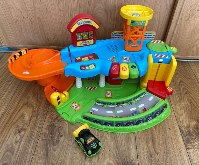 V TECH TOOT TOOT DRIVERS GARAGE WITH 1 TOOT TOOT CAR & ORIGINAL BOX