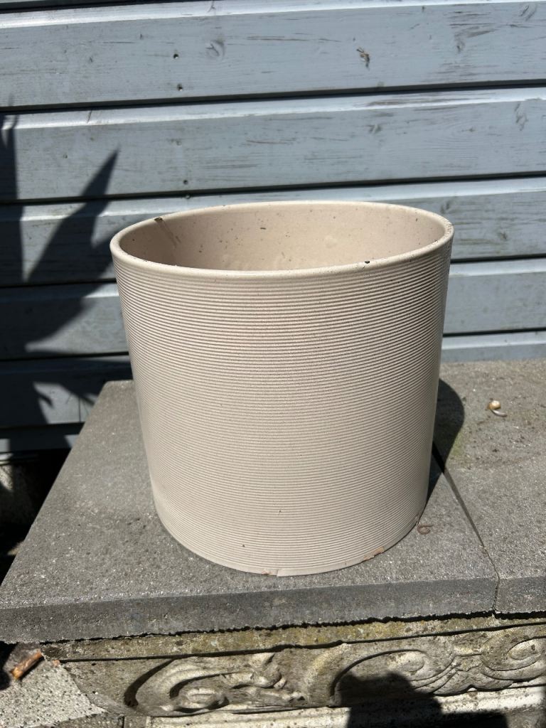 Plant pots x 2