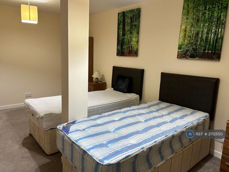 2 bedroom flat in Fraser House, Aberdeen, AB11 (2 bed) (#2712550)