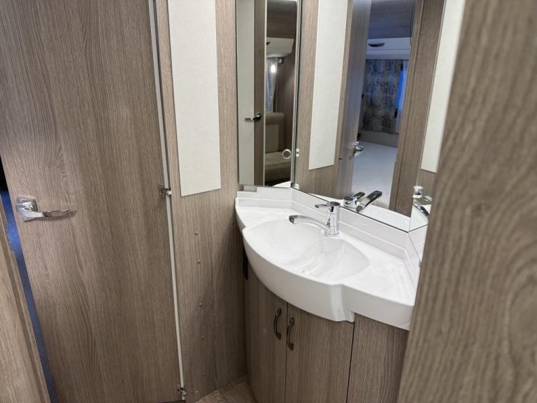 2022 HOBBY Prestige 720 kwfu 6 Berth fixed, bunkbeds, and double