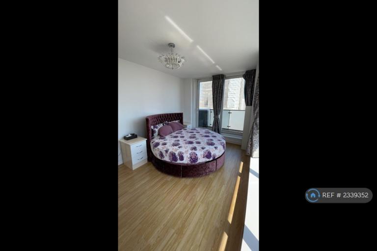 3 bedroom flat in Navigation Court, London, E16 (3 bed) (#2339352)