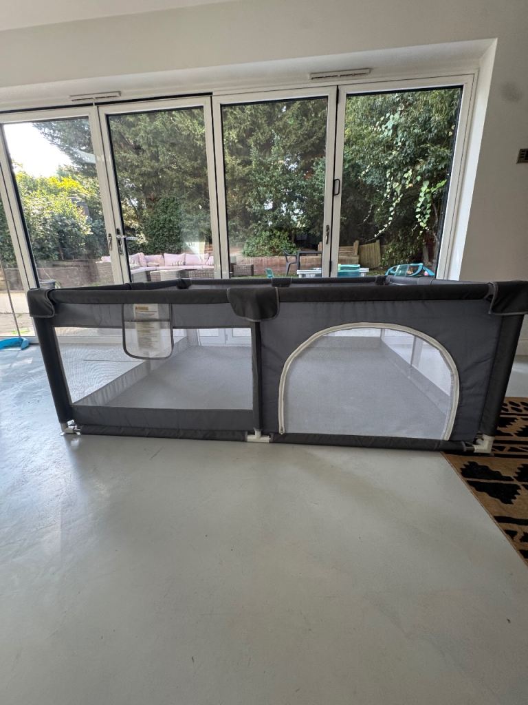 Enclosed playpen for babies and toddlers 