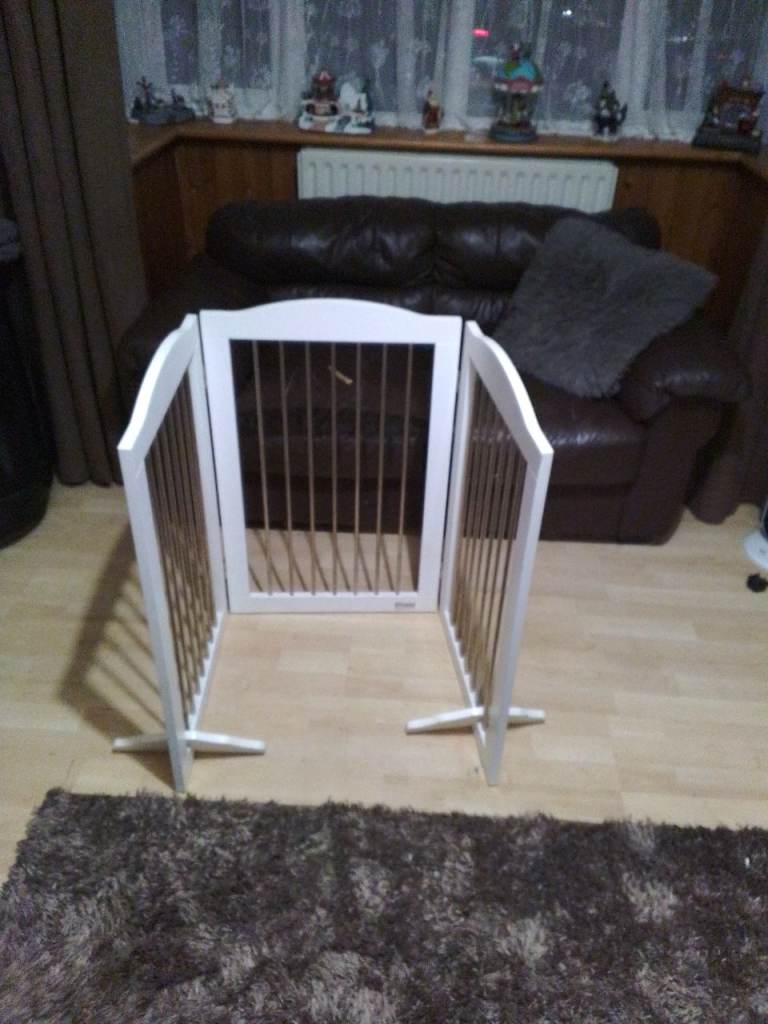 Freestanding foldable wooden pet gate 