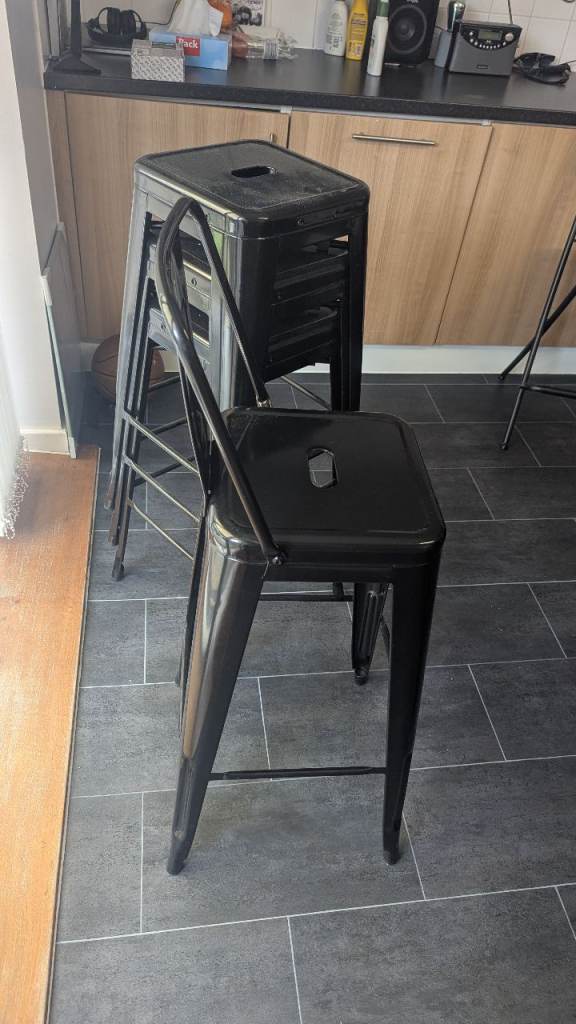 Set of 4 Black Metal Bar Stools – new never used 