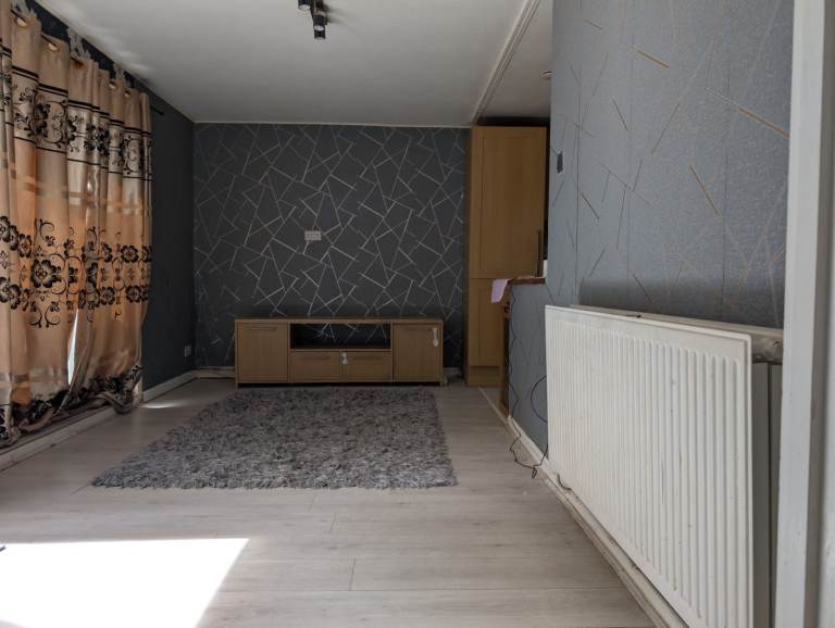 2 BHK Independent House with Garden and free parking in Bedfont (Feltham) – 1800/-