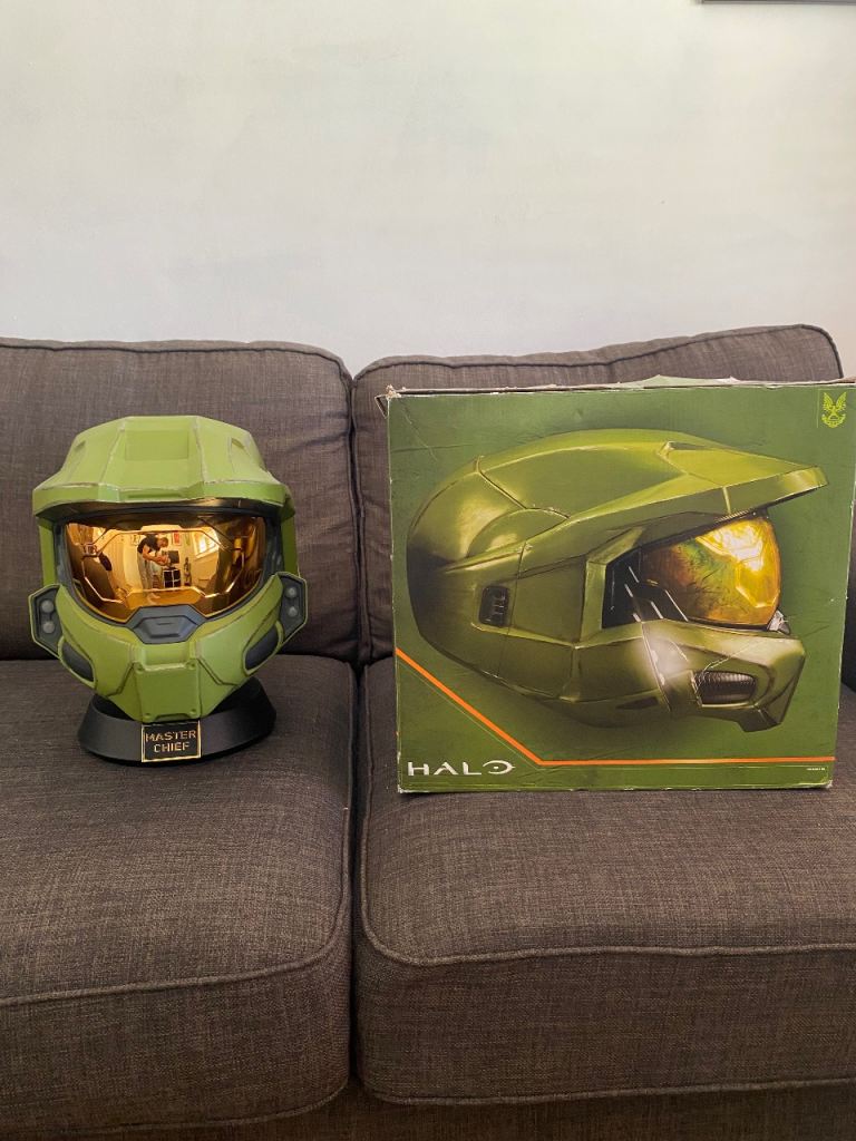 Halo Master Chief Deluxe Helmet with Lights & Stand – Boxed