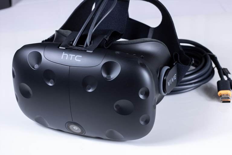 HTC vive set headset, link box and 2 controllers (base stations not included)