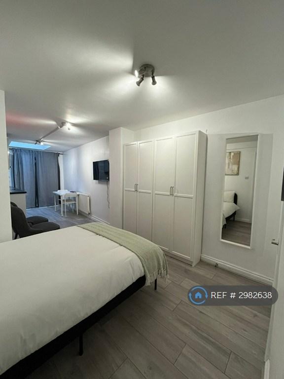 Studio flat in Askew Crescent, London, W12 (#2982638)