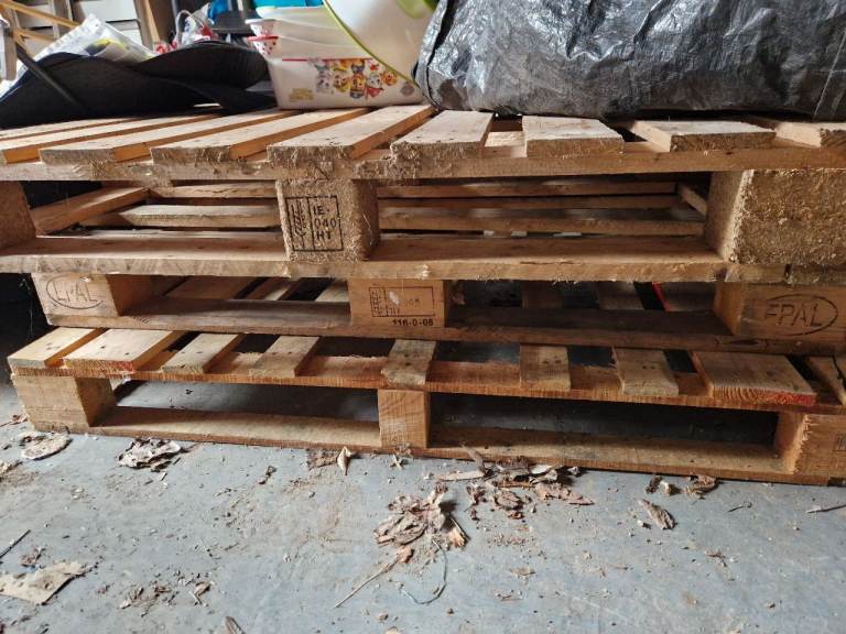 4 wooden pallets