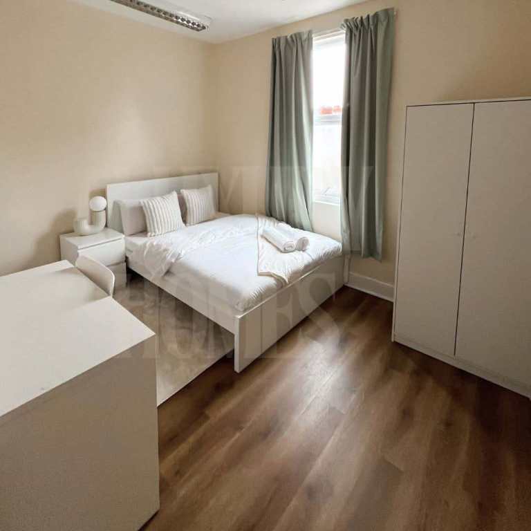 Spacious & Cosy Ensuite Room for Rent in - CV3 1HZ
