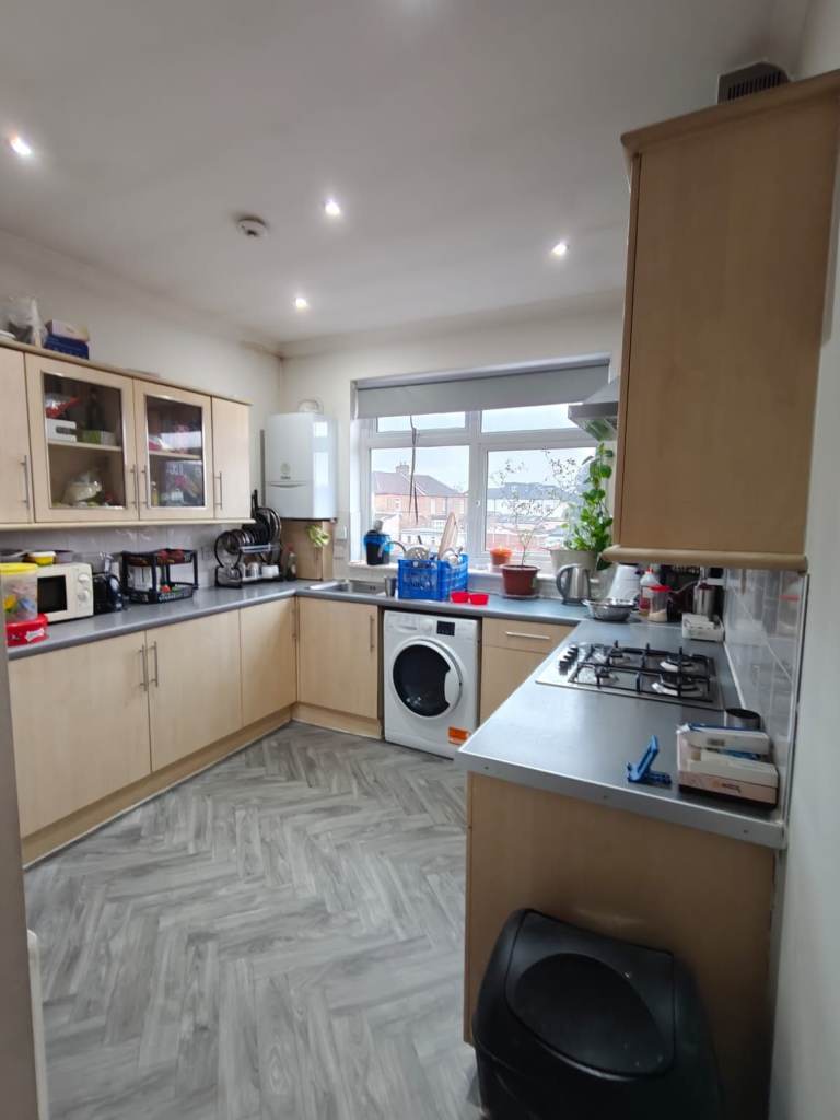 G8 Properties are pleased to offer this 2 Bedroom First Floor Flat available to Rent on Green Lane