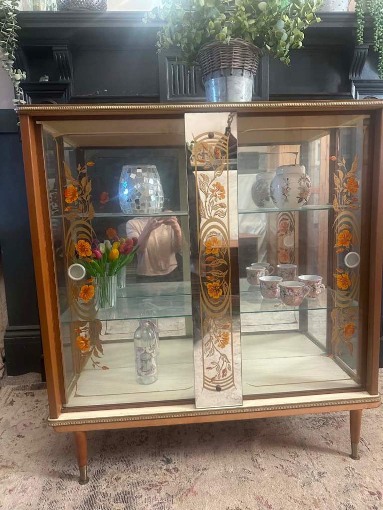 💚🪆🏆 🍸🍾 Lovely Retro 60’s China display drinks cabinet 