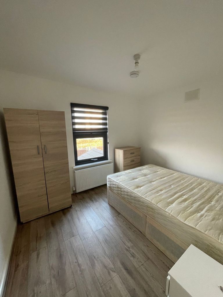 Newly Renovated Room in a 5 Bed 2 Bath!