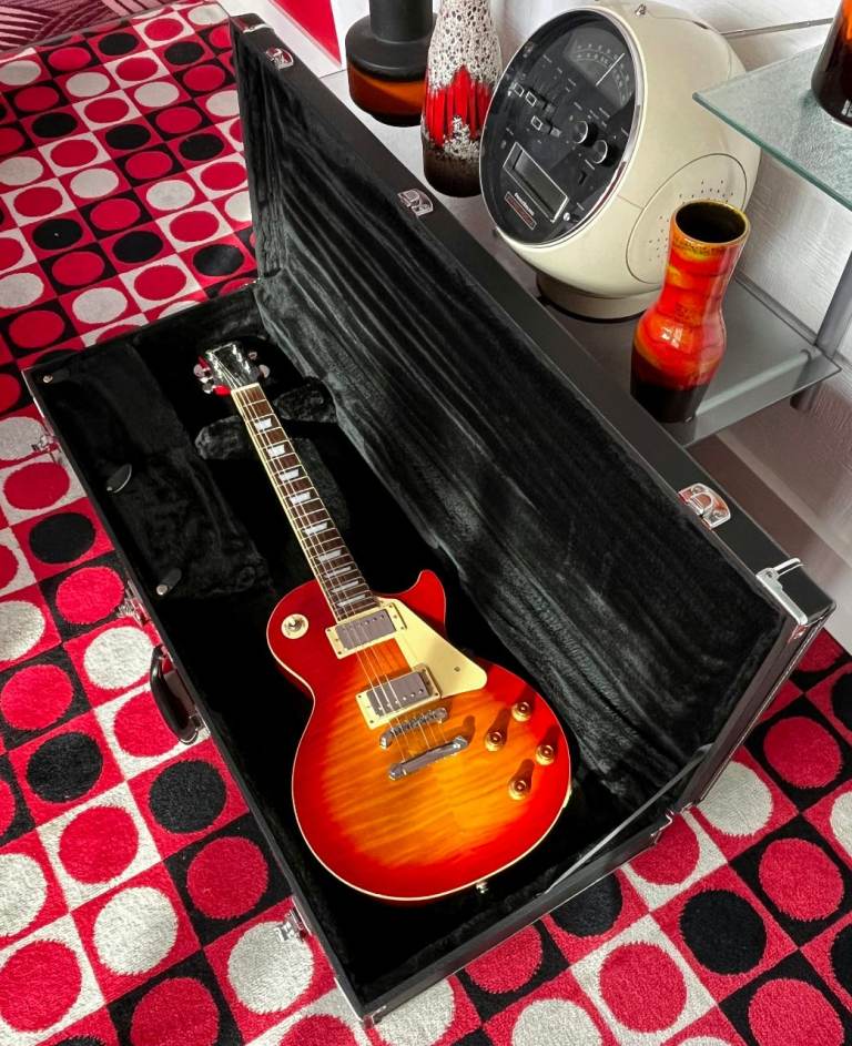 Guitar hard case for Les Paul, Stratocaster, Telecaster and others. Excellent condition.