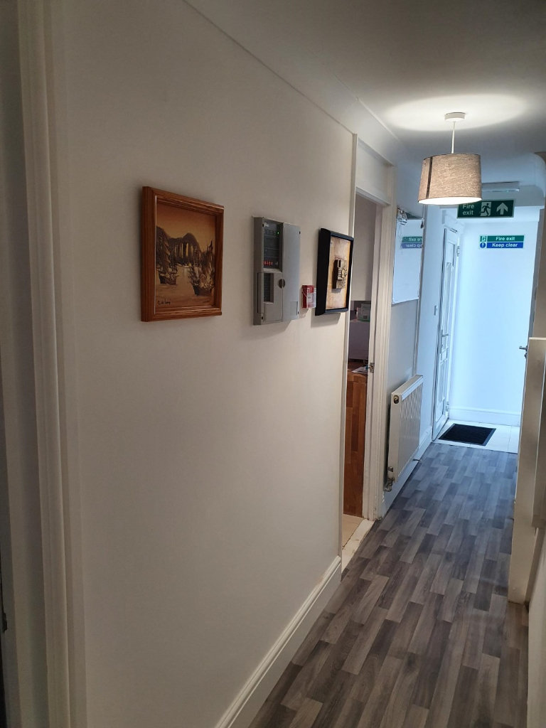 Immaculate condition 5 Bedrooms spacious *HMO* licence property in Chigwell -- Company Let Allowed