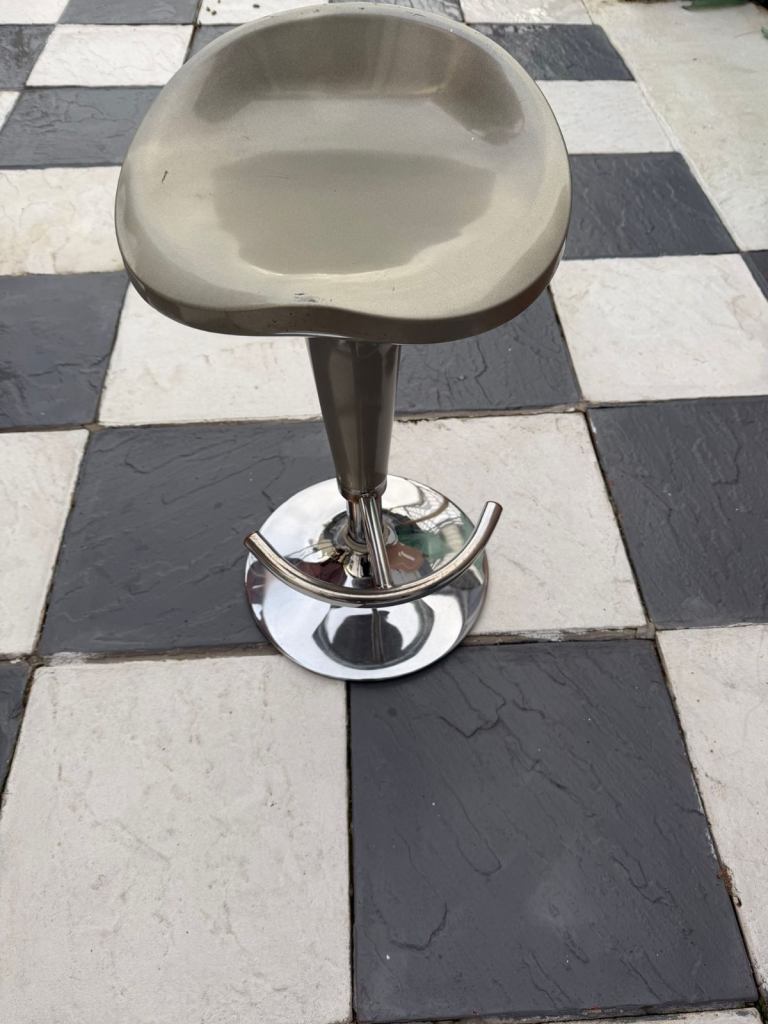 4 x Modern Adjustable Bar Stools – Swivel Chrome Base 
