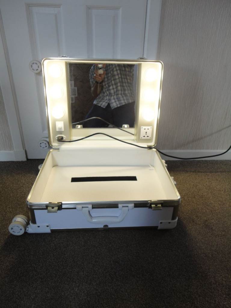 tropic beautician trolley case with lights, please see pictures 