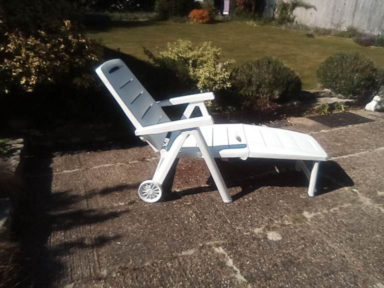 Full length recliner garden patio pool lounger chair.