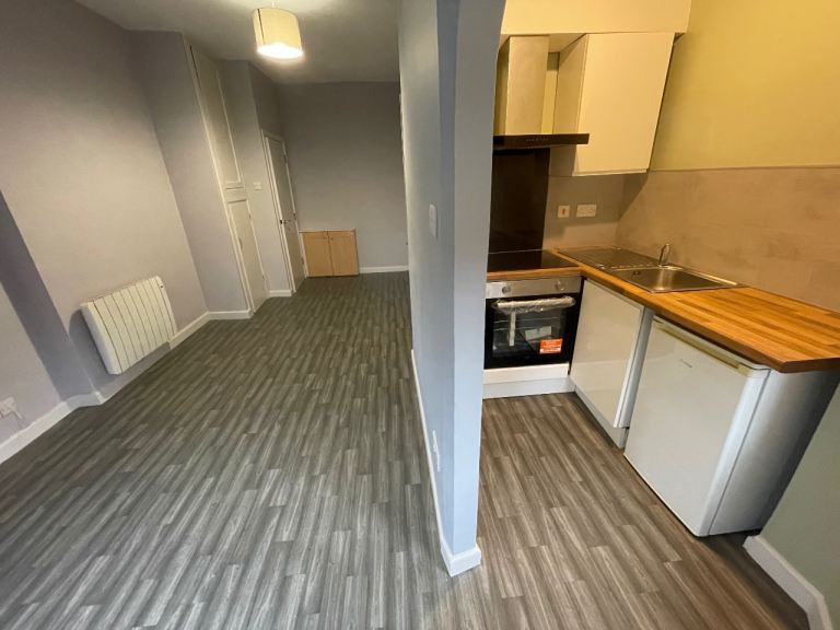 Studio Flat  - Newly refurbished,  MOVE IN BEFORE CHRISTMAS