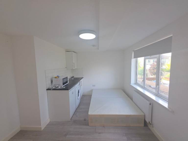 BRIGHT + LARGE ROOM + PRIVATE SHOWER + IDEAL for SINGLE PROFESSIONALS + DSS