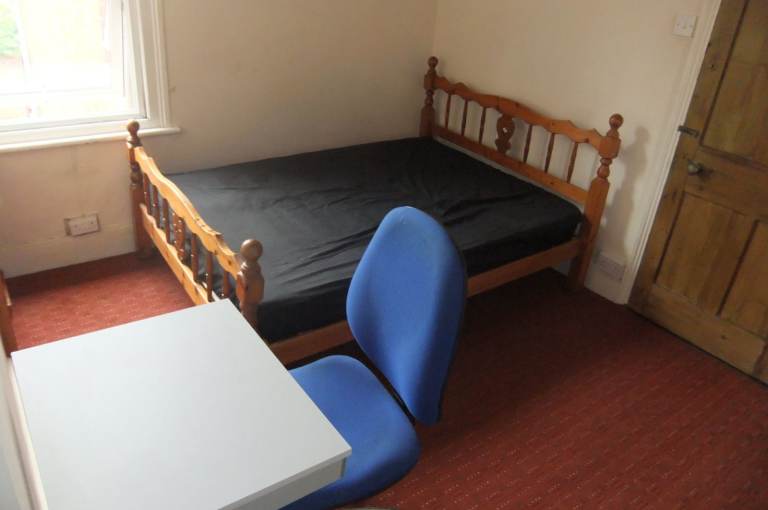 Spacious 4 Double Bed 2 Bath STUDENT House, Original WWII Brick Air Raid Shelter in Garden