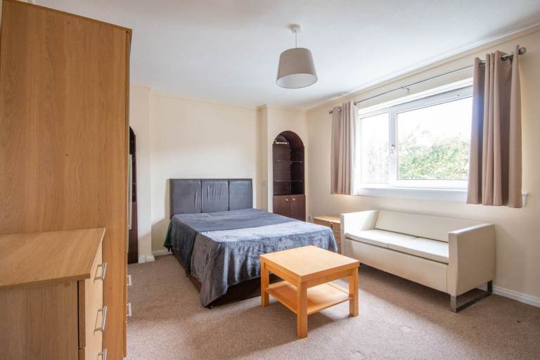 FLAT SHARE: Double room for let within fantastic, 4 bedroom flat with Wi-Fi in North Edinburgh 