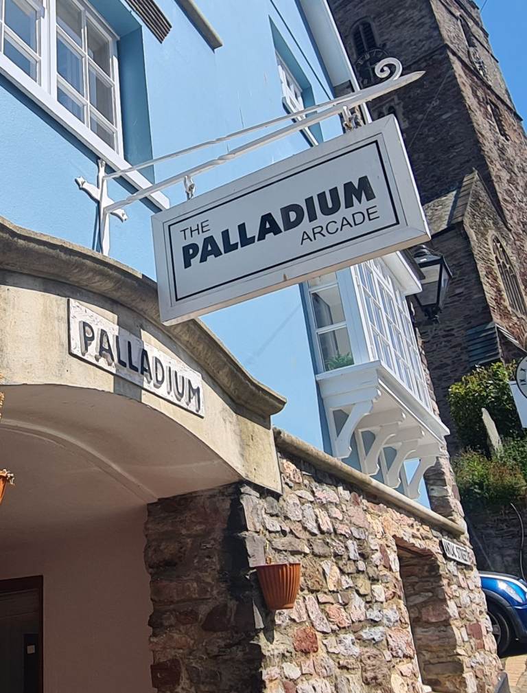 Retail unit in Dartmouth