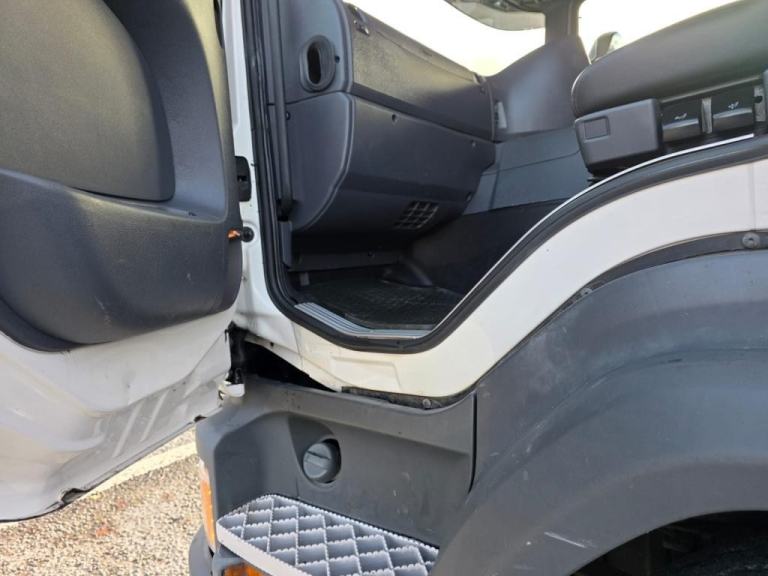 2015 Scania P320 6X2 Twin Wheel 27ft Curtainsider Body