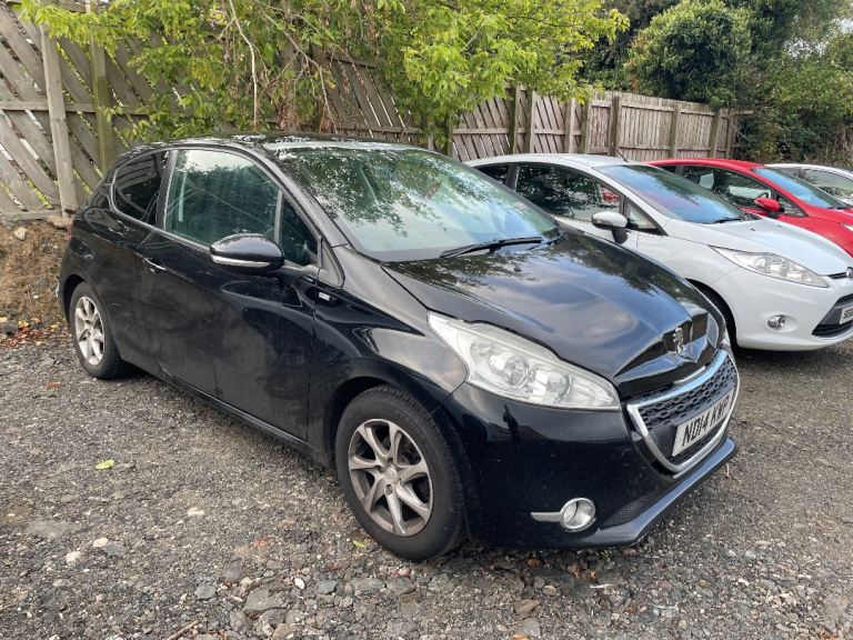 2014 Peugeot 208 1.2 Petrol (not fiesta, focus, a1, Clio, Megane, Corsa)