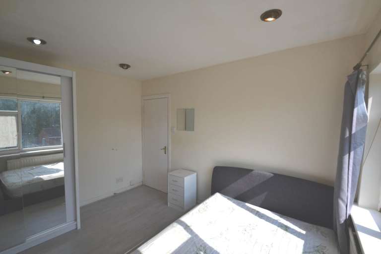 Studio flat in Drew Gardens, Greenford