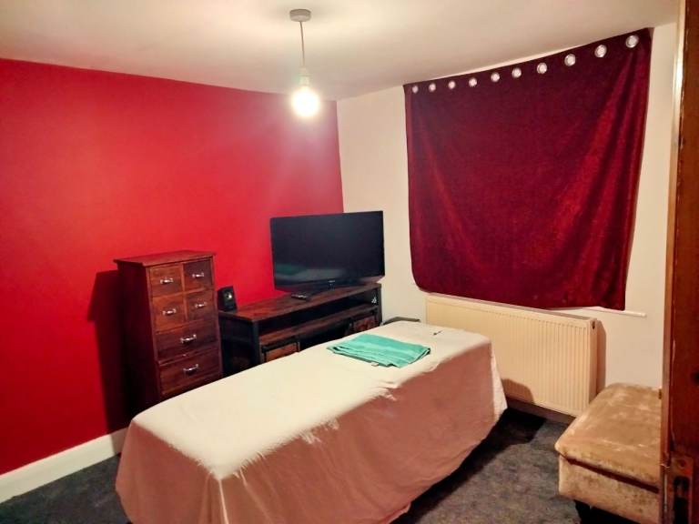 Massage and normal room to rent 