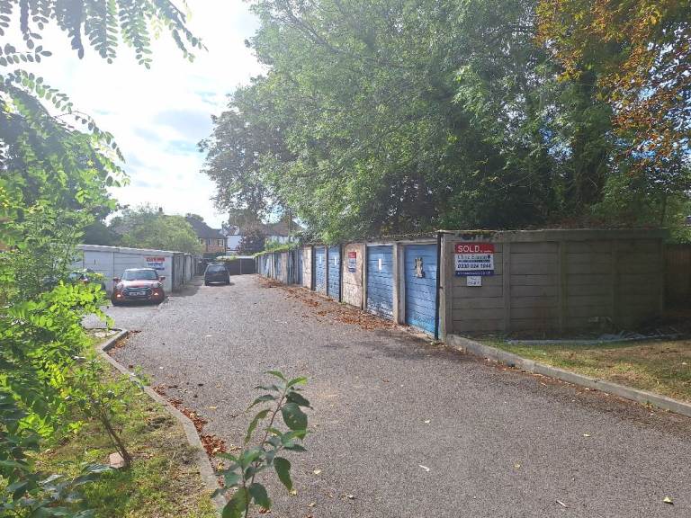 TO LET LOCK UP GARAGE WORCESTER PARK SURREY KT4 7EP